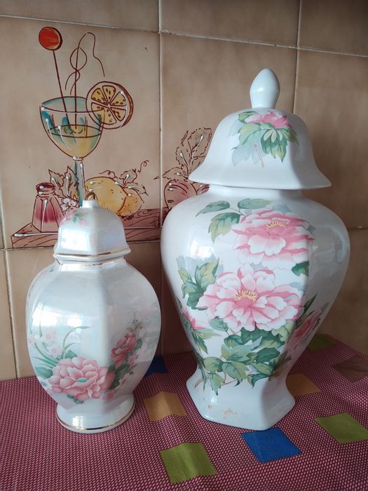 Potes com tampa em porcelana.
