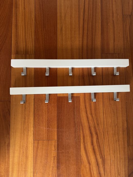 Cabides de parede tjusig do ikea e prateleira de parede Riba