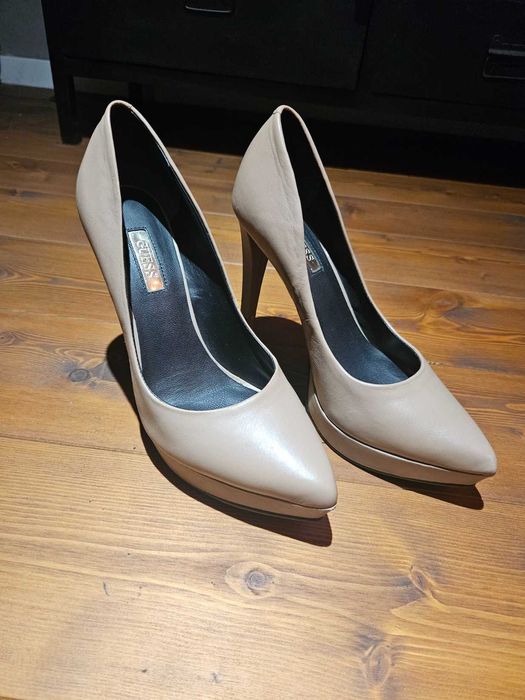 Szpilki Guess 38 kremowe