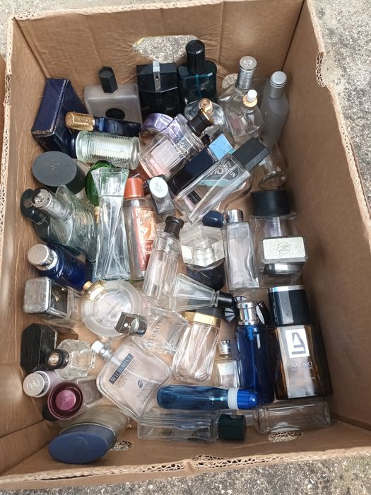 Grande colecção de frascos de perfume vazios