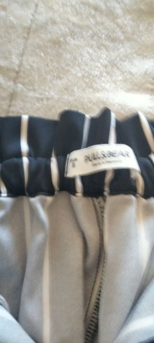 Calças pretas riscas brancas Pull & Bear