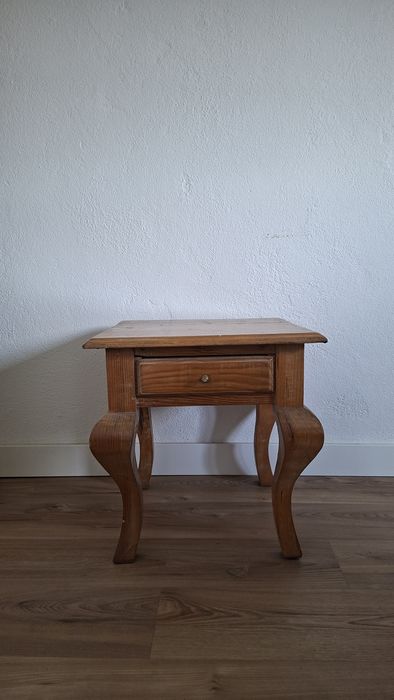 Mesa vintage de cabeceira ou de apoio