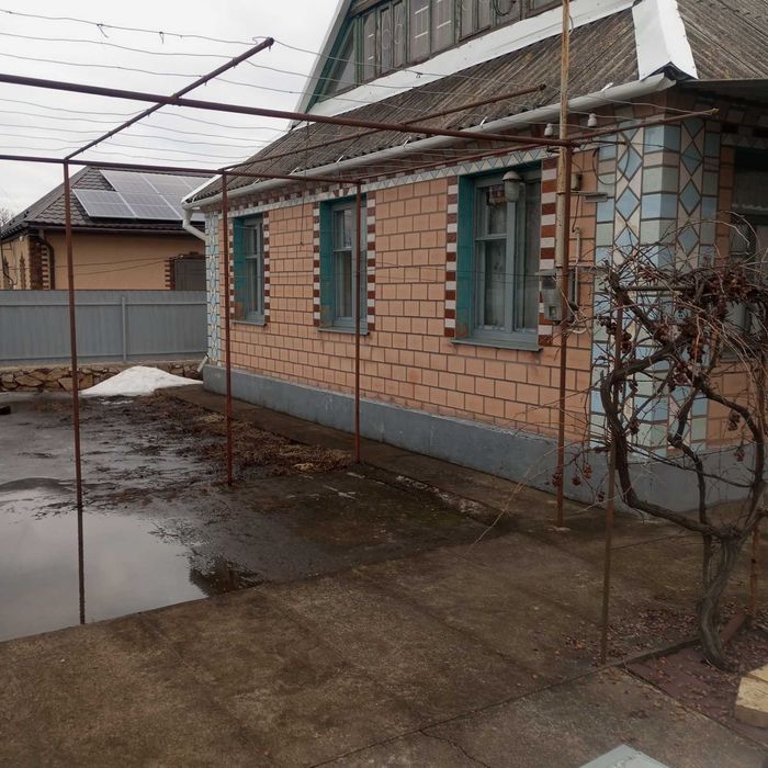 Цегляний будинок в місті Помічна