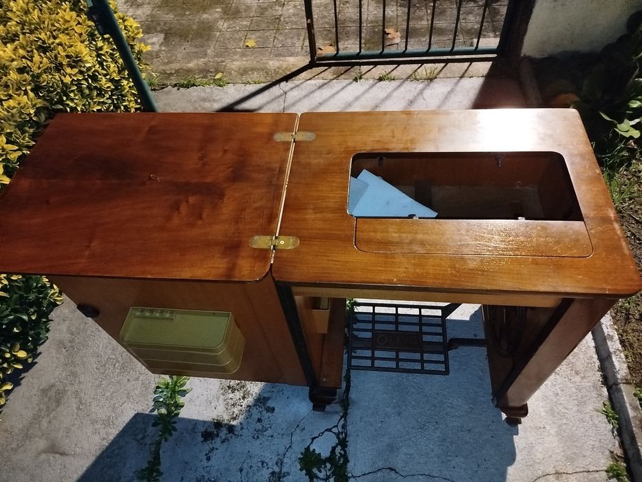 Móvel de máquina de costura