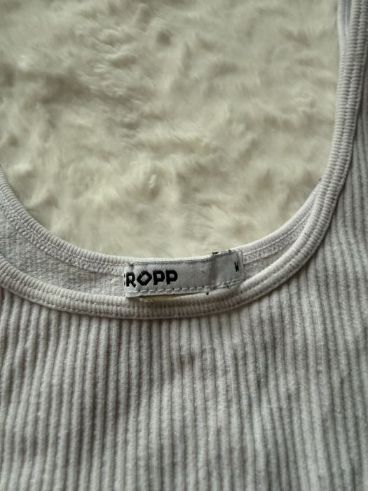 biały top na ramiączka