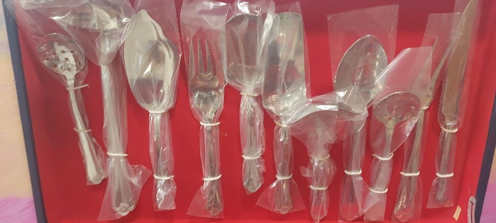 Faqueiro de 130 peças com caixa novo