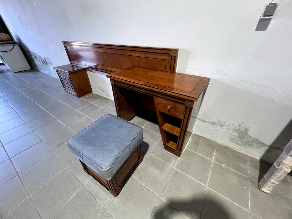 Mobília de Quarto Completa em Madeira – Cama, Cabeceira, Secretária/Padeira, Pouf e Mesas de Cabeceira