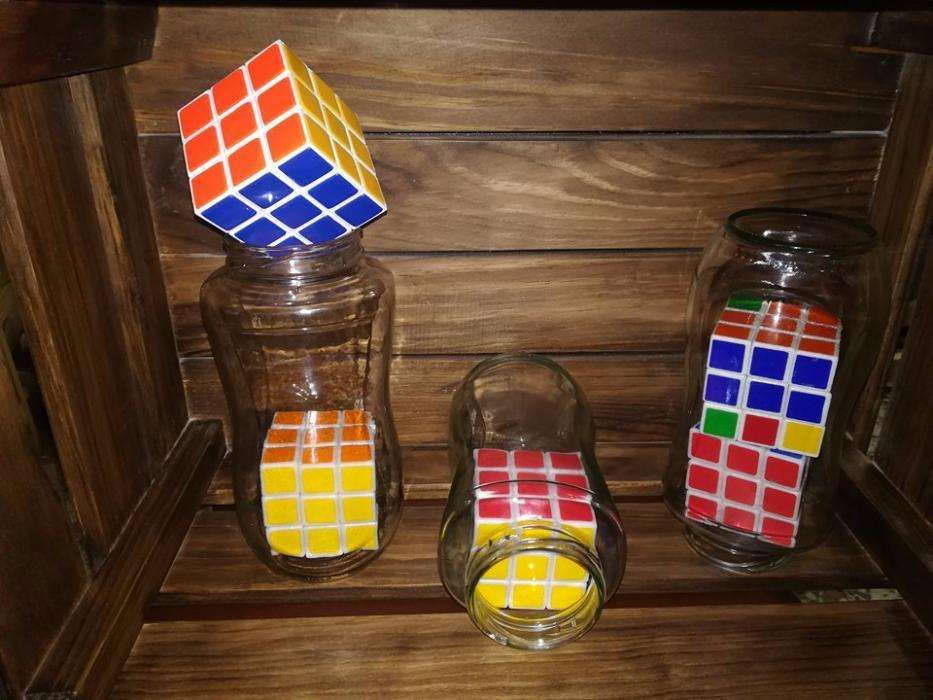 Cubo mágico dentro de frasco