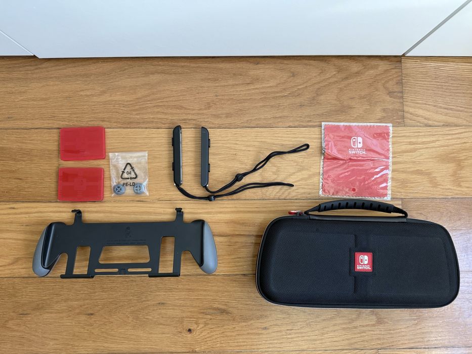 Nintendo Switch Azul e Vermelha COMPLETA (Caixa completa + Bolsa + Grip Ergonómico + Extras)