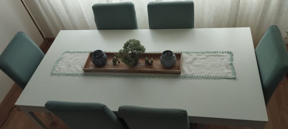 Mesa extensível 1.80cm/90cm com 6 cadeiras de forro amovível.