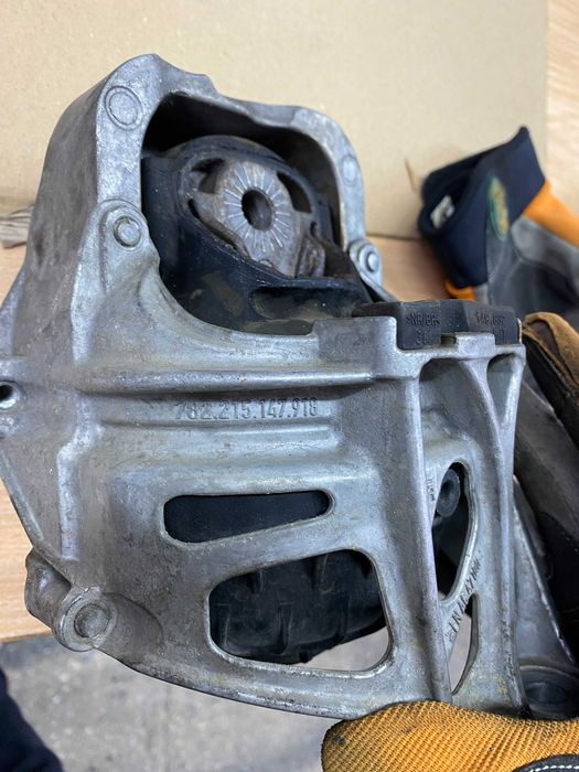Опора двигуна подушка двигателя audi b9 q5 4M0199371FC ліва vag