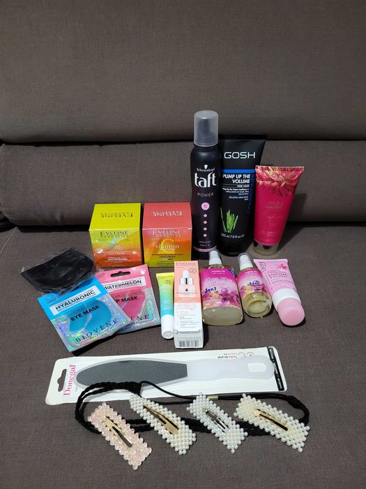 Zestaw kosmetyków do pielęgnacji i akcesorii kosmetycznych mix