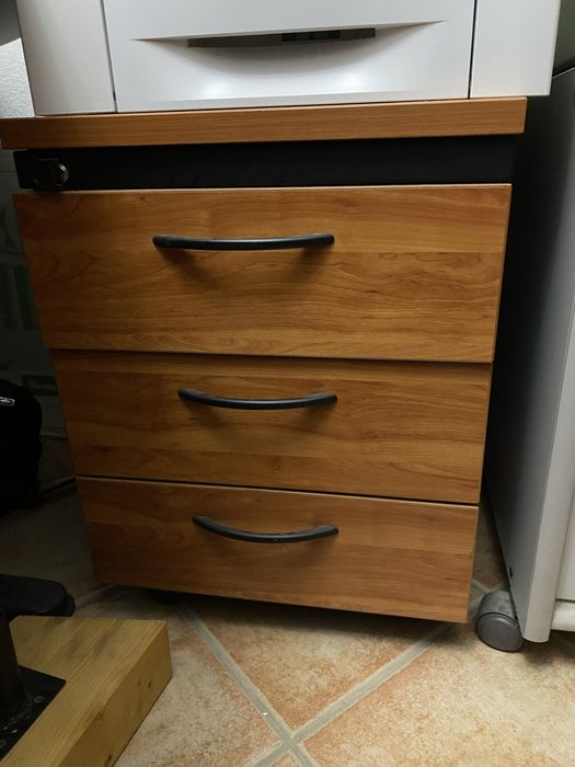 Secretarias de direccao+gaveta+ 3 armarios + mesa de centro +