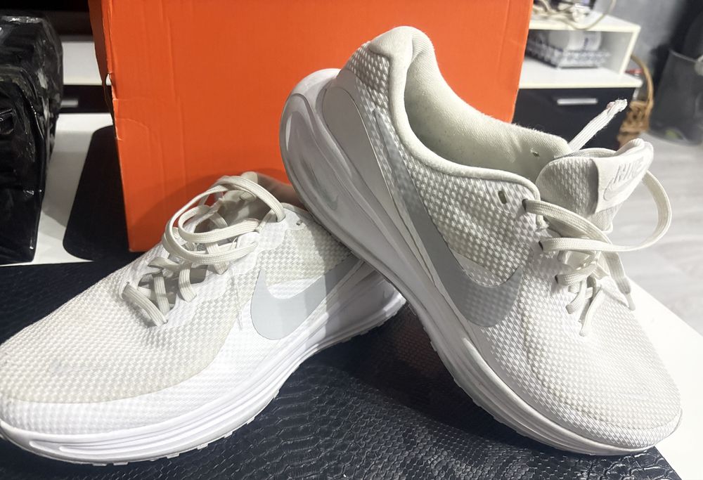 Nike Performance Rozmiar: 42