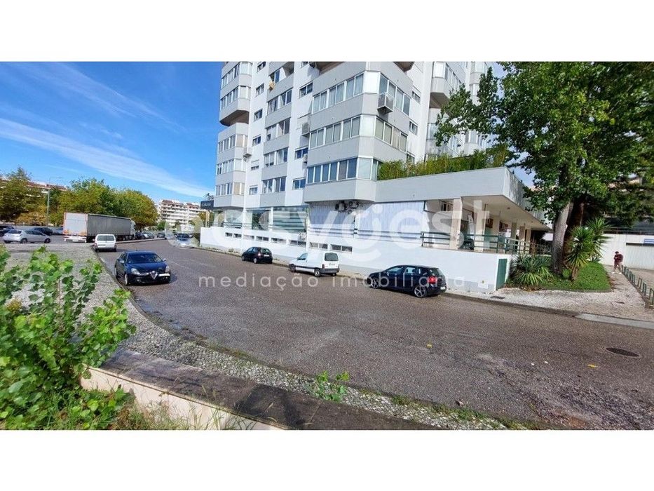 Two shops measuring 36 m² and 32 m² respectively in Vale das Flores, Coimbra