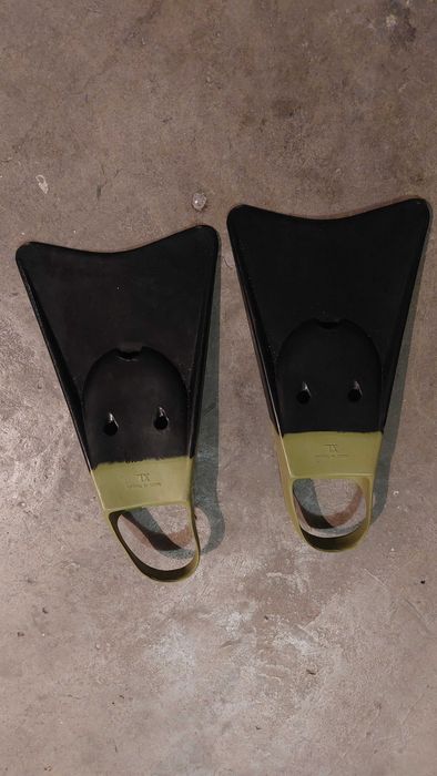 Pranchas de bodyboard e pés de pato