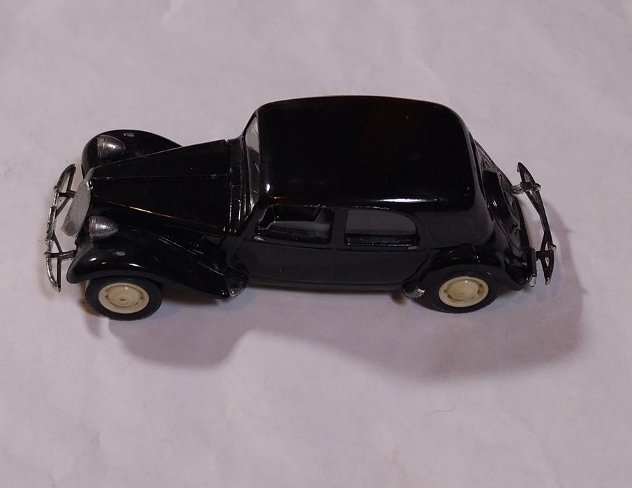 Miniatura Citroen 15 em escala 1/43