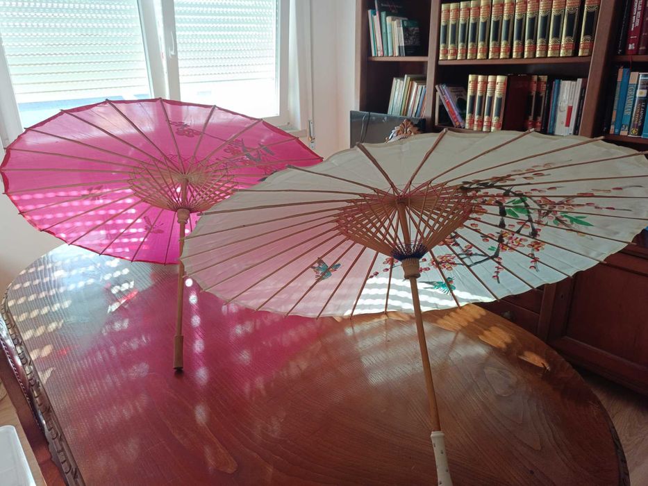 Chapéus chineses, leques e xailes