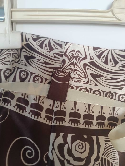 Piękna satynowa spódnica rozkloszowana