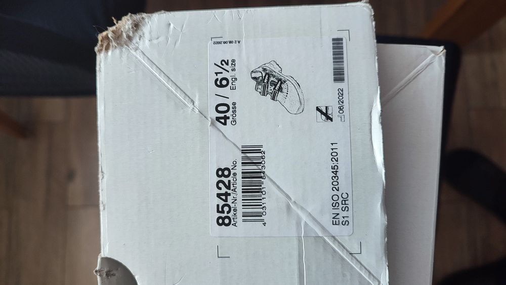 Buty bezpieczne  Uvex model 85428 r. 40