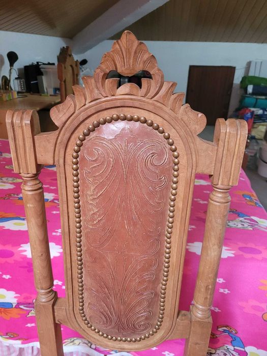 Cadeiras= 6 em madeira de castanho