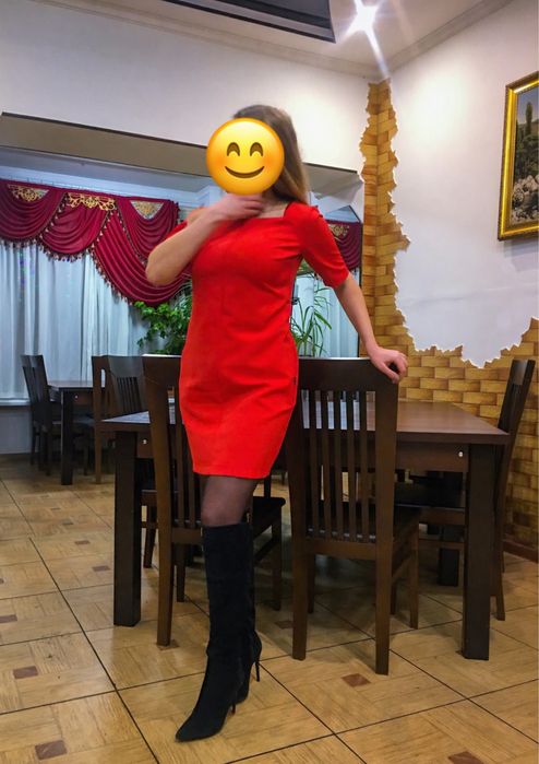 Элегантное красное платье с открытой спиной