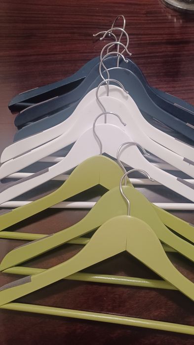 16 Cabides (cruzetas)  coloridos para roupa criança