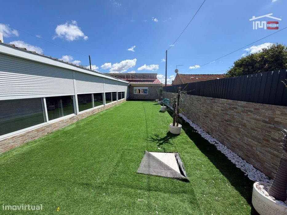 Moradia Isolada T3 + 2 em Palhais, Cozinha Equipada, Amplo Jardim, ...