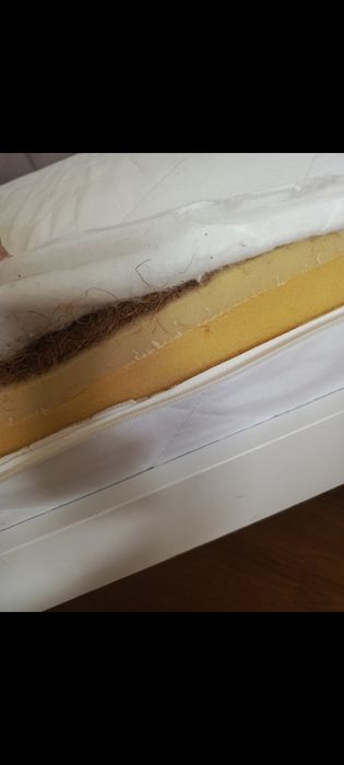 Łóżko z materacem.
