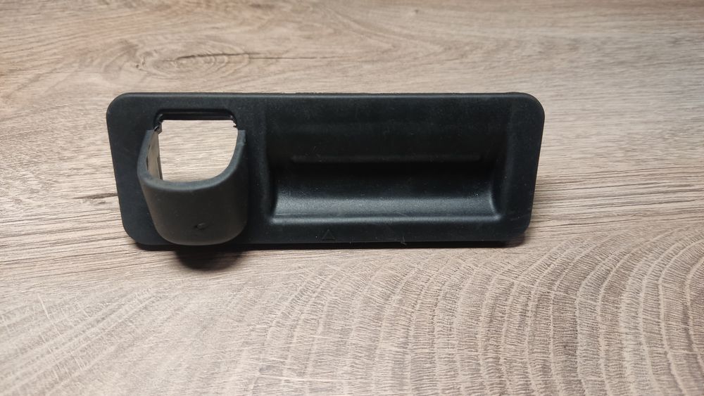 Hyundai Elantra 2016  2018  кнопка  багажника