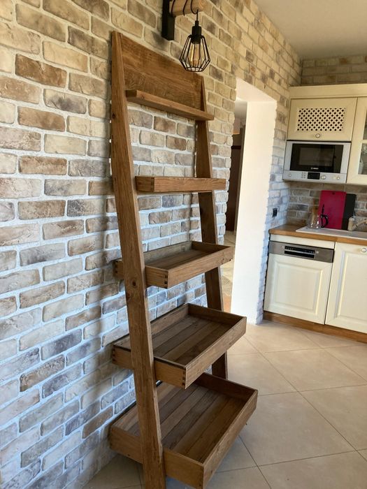 Drabina, regał, drewno.