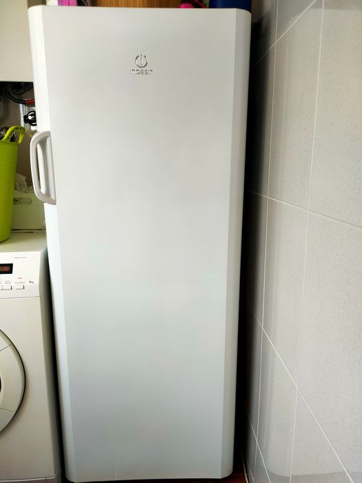 Arca congeladora vertical Indesit