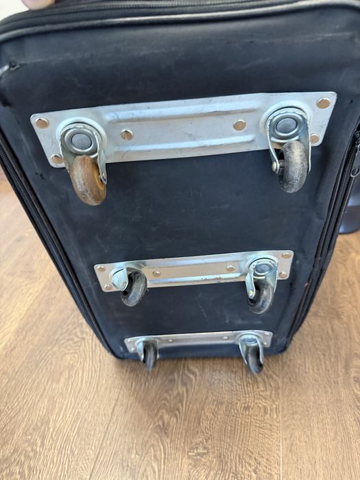 Torba Reebok na 6 kółkach z możliwością powiększania.