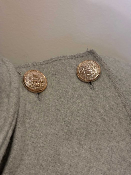 Capa cinzenta elegante e versátil