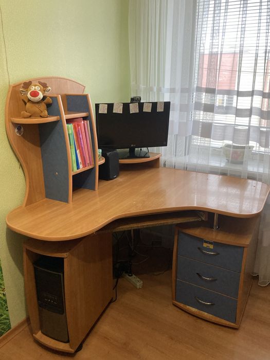 Письмово компʼютерний стіл