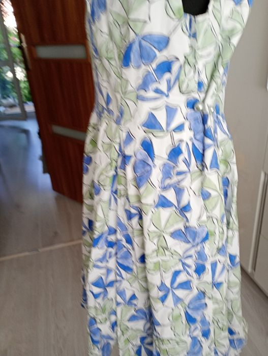 Piękna sukienka damska we wzory