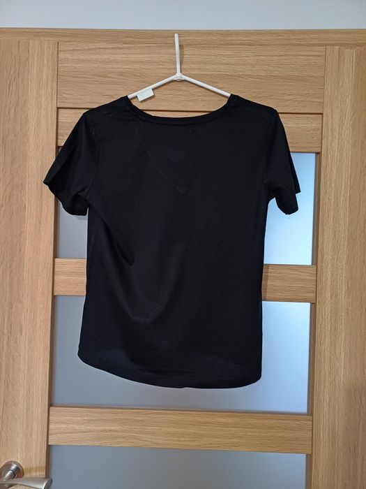 Czarny tshirt z dekoltem w serek
