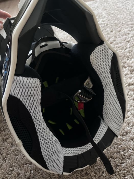 Рідкісний шолом Airoh Twist 2.0 LazyBoy з окулярами LEATT