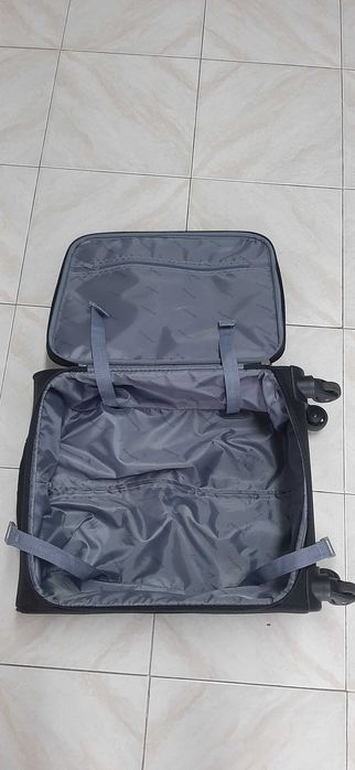 Trólei de viagem com 4 rodas, 2 pegas fixas e 1 pega extensível