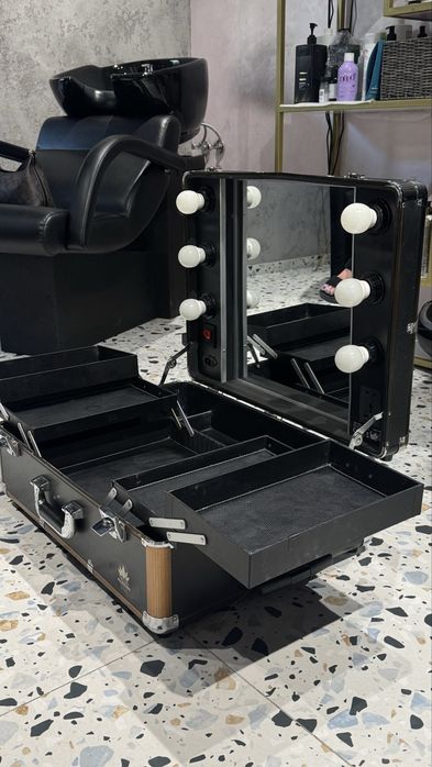 Мобільна косметична станція  валіза візажиста гримерний стіл косметична валіза чемодан візажиста