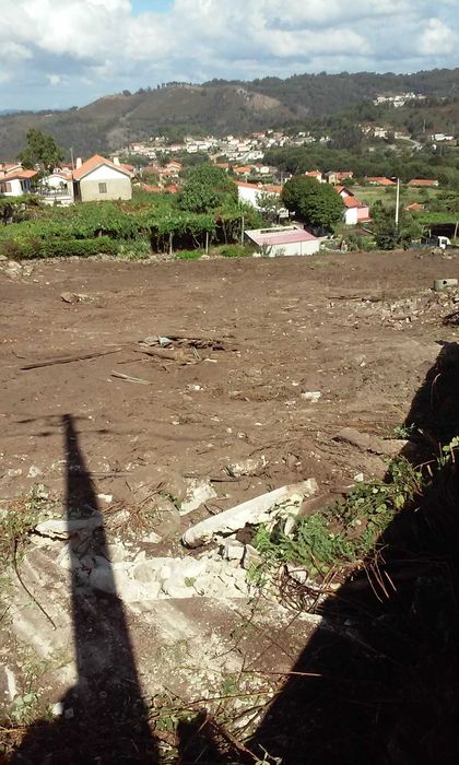 Vende-se terreno para construção – 2.550 m² – Lustosa, Lousada