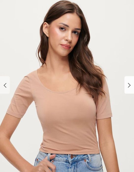 Krótka koszulka crop top bezowa z dekoltem 34 36