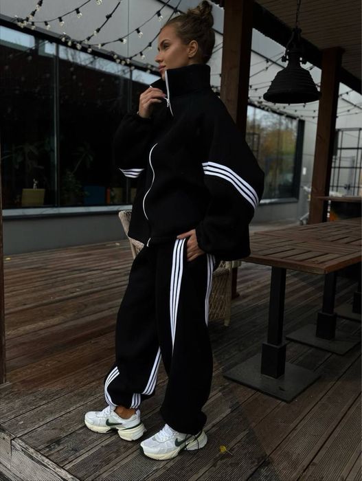 Спортивний костюм з брюками з лампасами