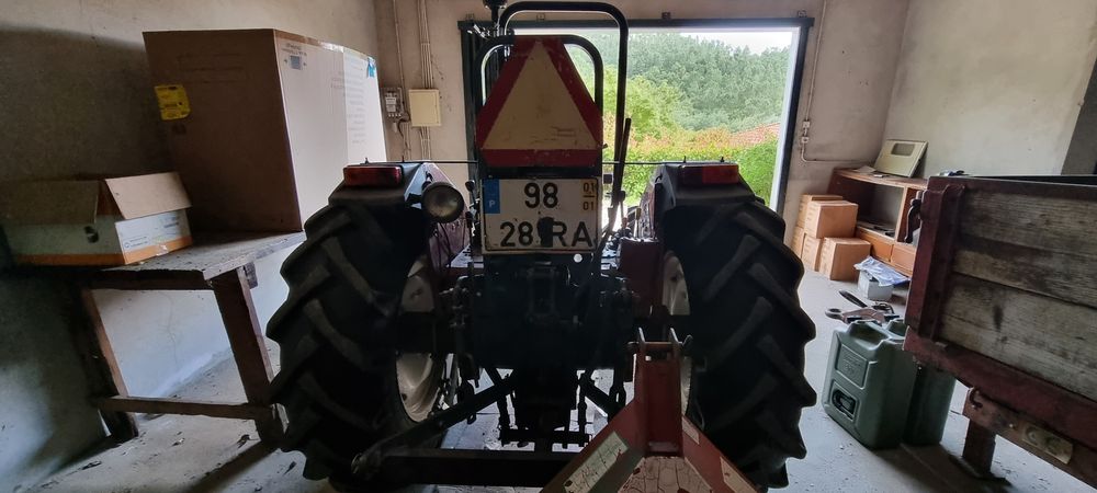 Trator New Holland 35-66 DT + Reboque  basculante + Caixa de Carga
