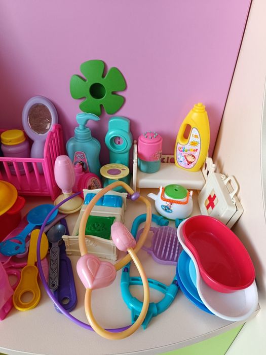 Продам детские игрушки (доктор, посудка, краватки для кукол).и