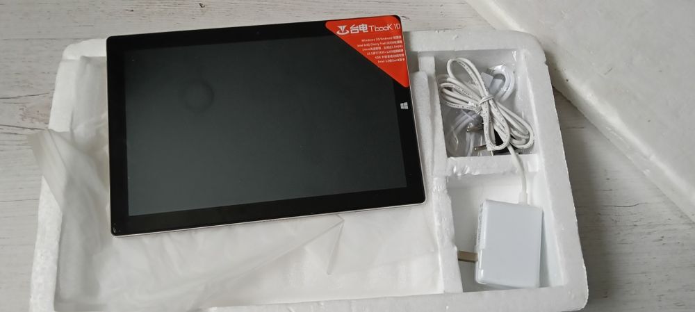 Teclast Tbook 10 – планшет із двома системами Windows 10 / Android