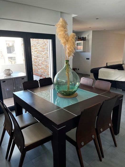 Mesa quadrada de madeira e vidro e 8 cadeiras para sala de jantar