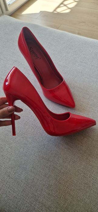 Sprzedam buty szpilki czerwone