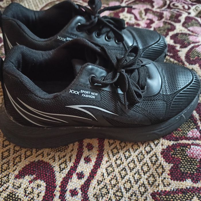 Легенькі та зручні кросівки 34р