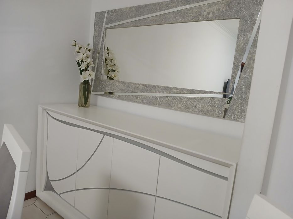 Aparador Moderno Lacado Branco + Espelho de Design – Como Novo